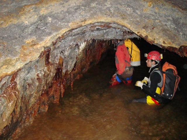 Caminando por el interior de la cueva